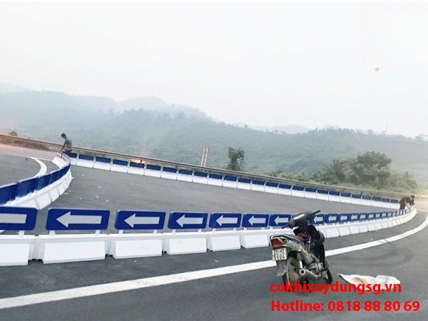 Thi công và lắp đặt trụ đảo giao thông