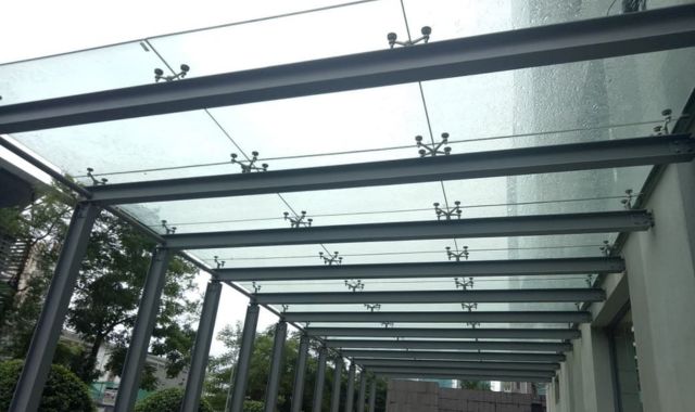 mẫu mái hiên canopy kính chân nhện
