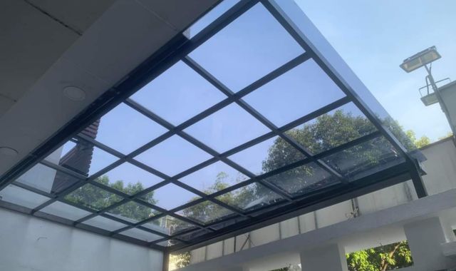Mái che canopy polycarbonate đặc ruột cao cấp