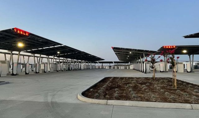 mái canopy khung thép trạm sạc xe điện